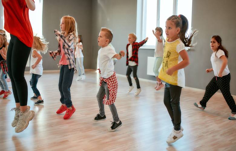 Kinderen zijn in hun jeugdbeweging aan het dansen en de ouders krijgen hier een terugbetaling voor.