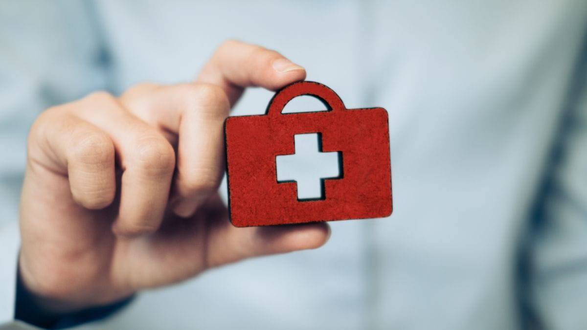 Koffertje met kruis bij hospitalisatieverzekering bevalling.