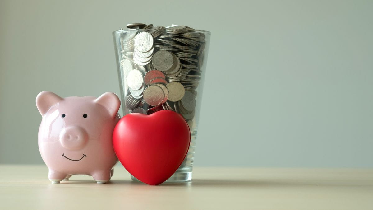 Varkentje met glas vol contant geld als symbool voor pensioensparen 