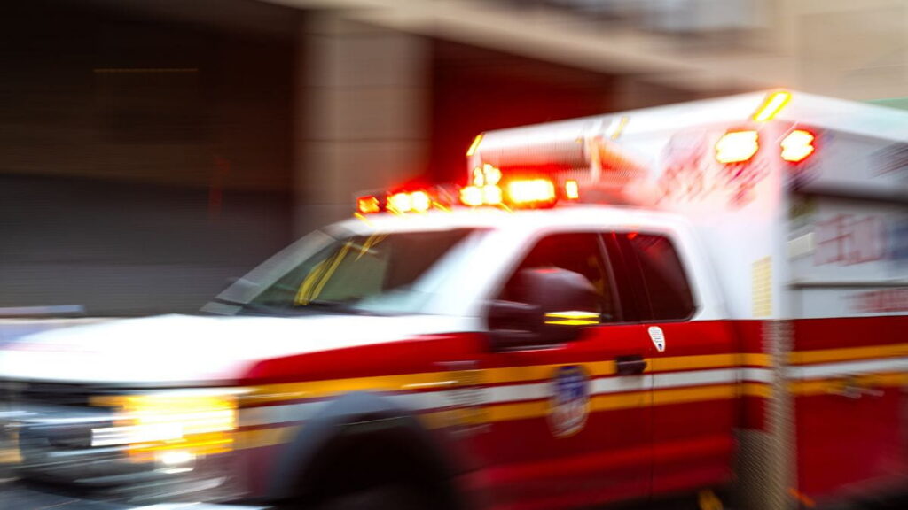 Ambulance met zwaailichten onderweg na een 112-oproep.