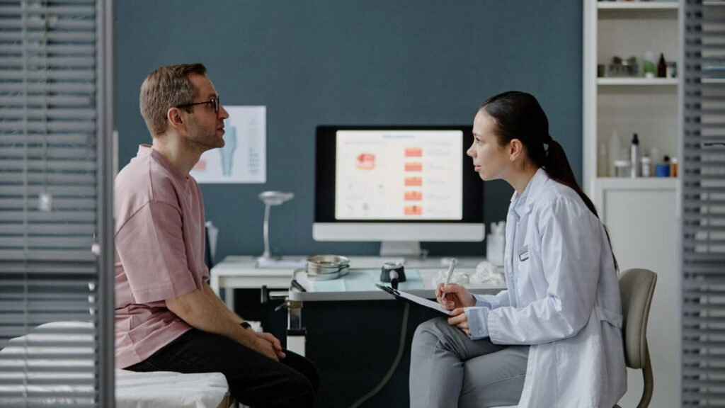 Patiënt bij de dermatoloog tijdens een consultatie in België.