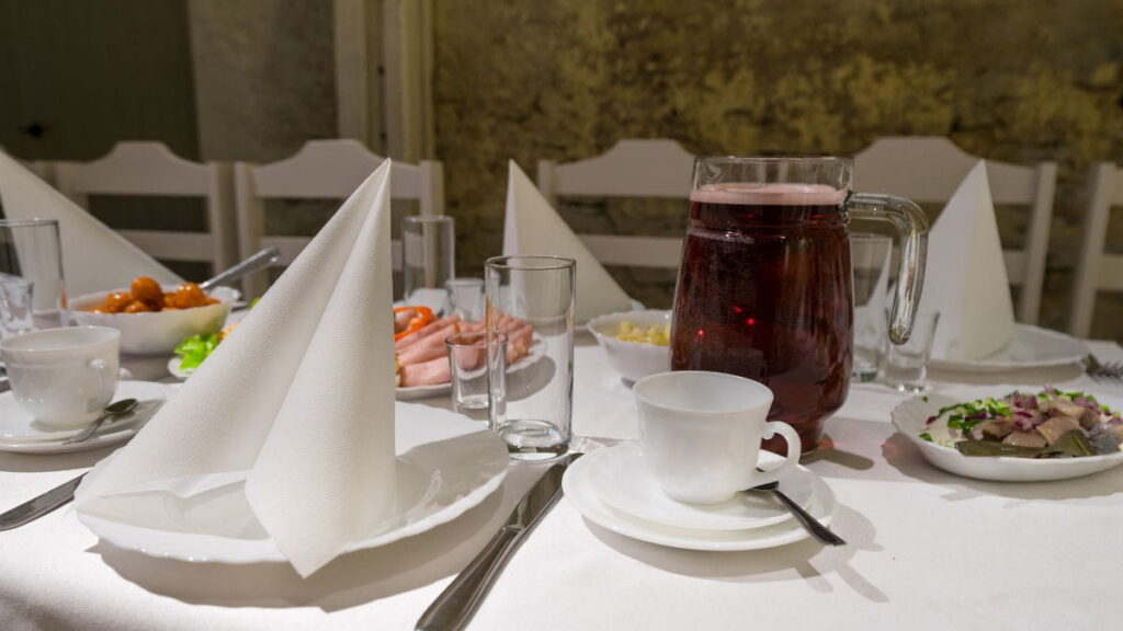Gedekte tafel voor een koffietafel na een begrafenis met broodjes, hapjes en dranken