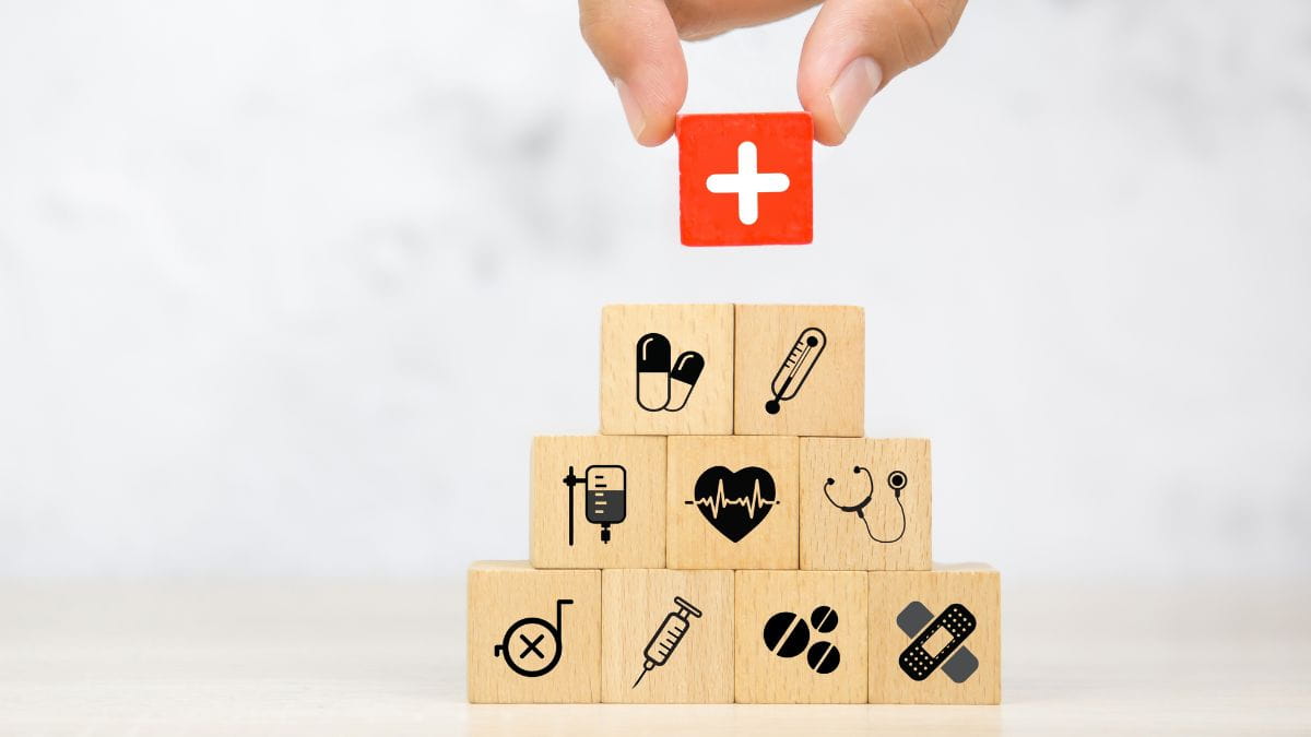 Medische symbolen als piramide bij terugbetaling ambulance via het ziekenfonds.