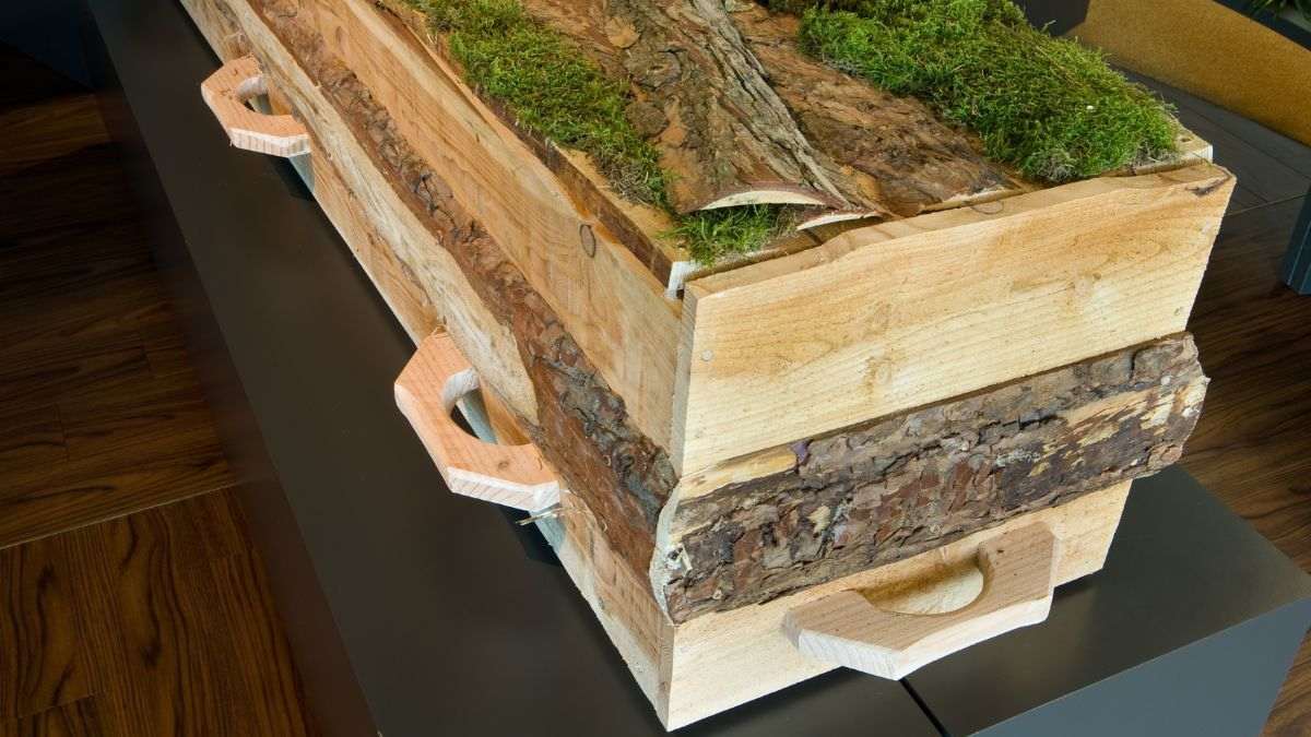 Ecologische uitvaartkist met mos voor een groene uitvaart.