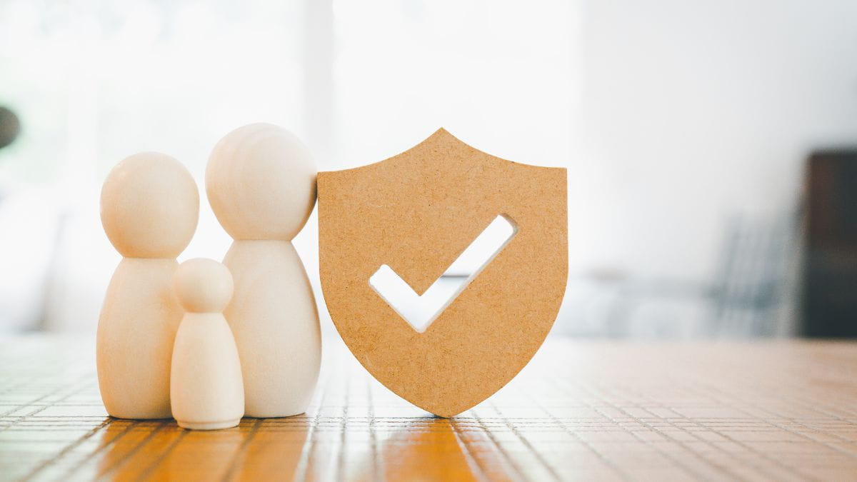 Figuurtjes met checkmark als symbool voor bescherming door helan hospitalisatieverzekering