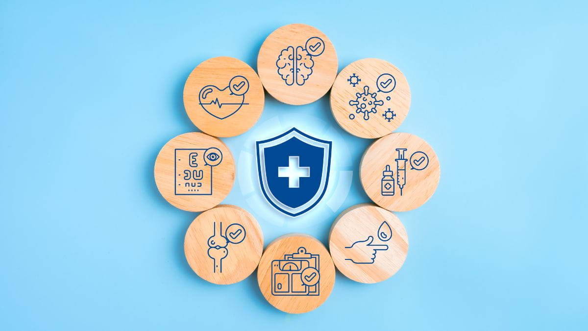 Houten schijfjes met medische iconen rond een gezondheidssymbool, als illustratie van de aanvullende voordelen die ziekenfondsen bieden naast de terugbetaling jeugdbeweging.