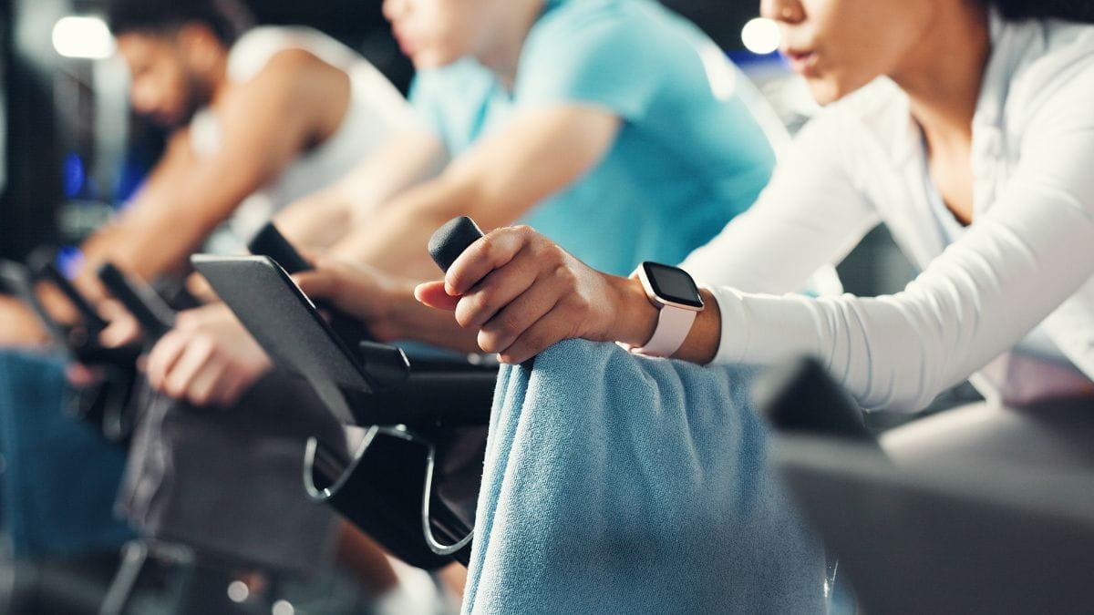 Sporters trainen in een fitnesscentrum met terugbetaling sport.