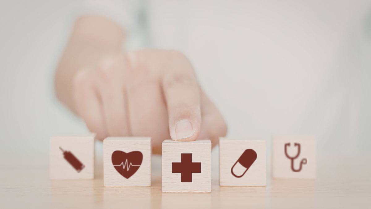 Arts meet bloeddruk bij consultatie gedekt door Ethias.