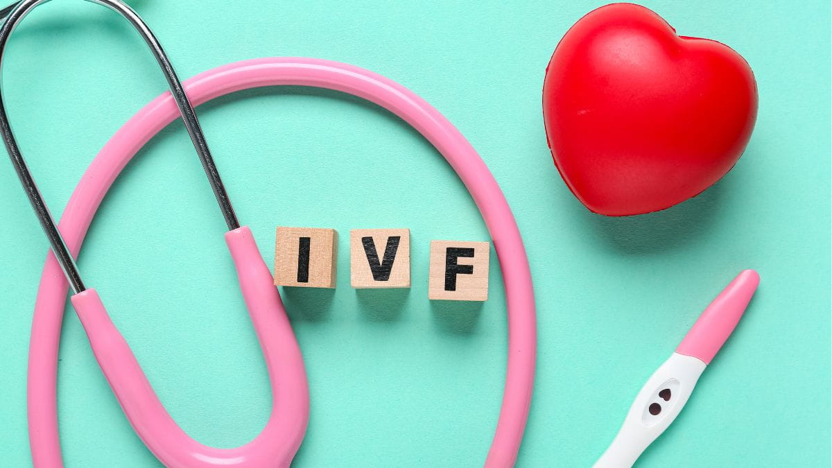 IVF terugbetaling in België: letterblokken IVF naast een stethoscoop en zwangerschapstest